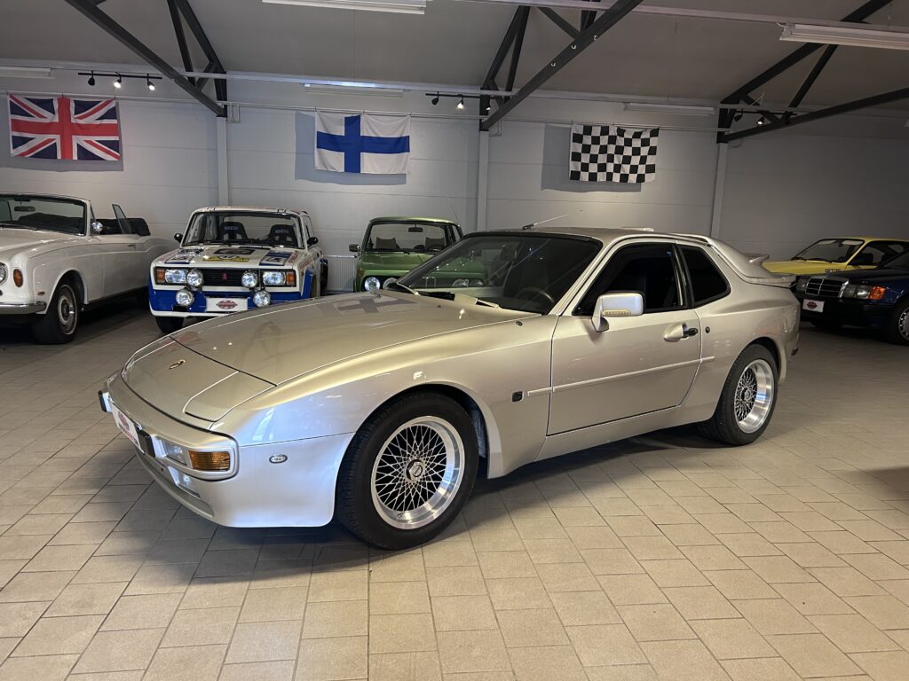 Porsche 944